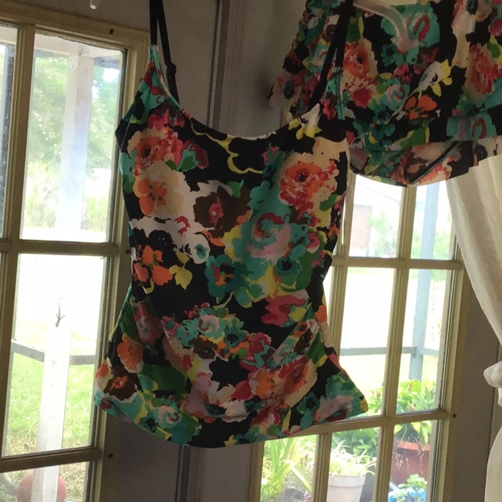 A must see! Very well-made colorful tankini. Ladies extra large from24 and Ocean